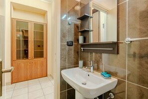 Een douche, een haardroger, een bidet, handdoeken