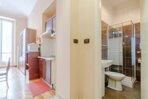 Bruser, hårtørrer, bidet, håndklæder