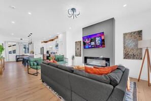 Smart TV, fireplace, books - Cozy Rustic House(pet friendly/garage/backyard) (Beaumont)