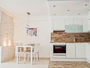 Kjøleskap, ovn, oppvaskmaskin og kjøkkenutstyr