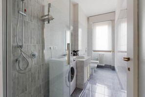 Shower, hair dryer, bidet, towels