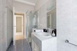 Regadera, secadora de cabello, bidet, toallas 
