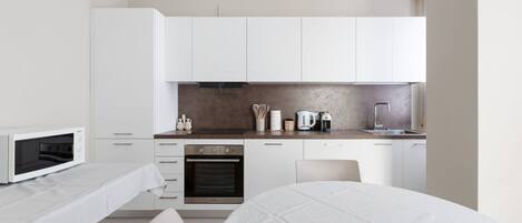 Frigorifero, microonde, forno, piano cottura