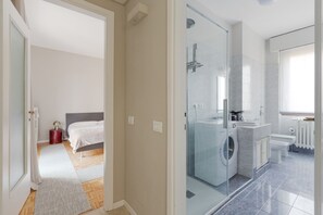 Shower, hair dryer, bidet, towels