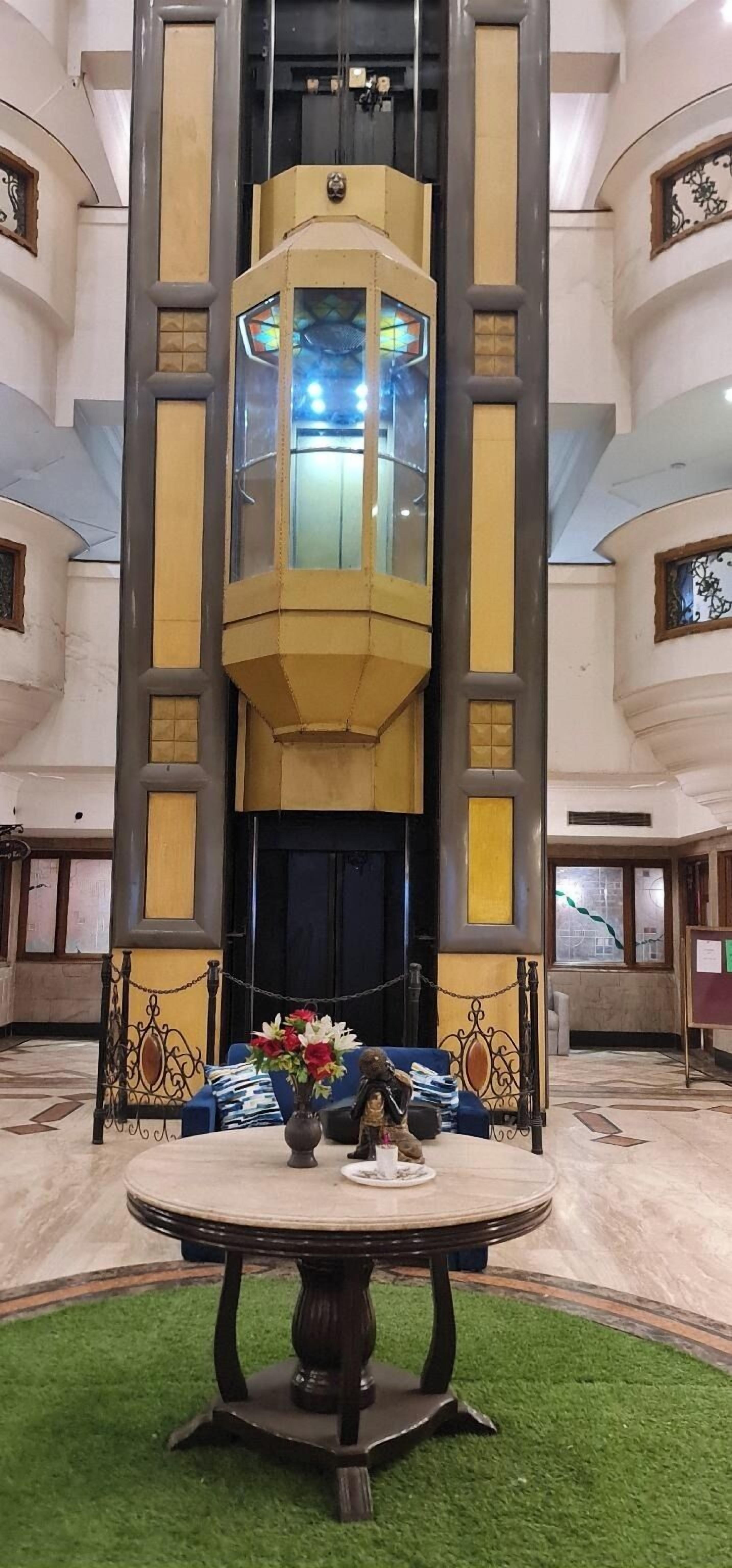 Lobby lounge