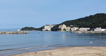 Accommodations in a charming seaside town. 6 minute walk to the beach. Waka no Yado - Kanade