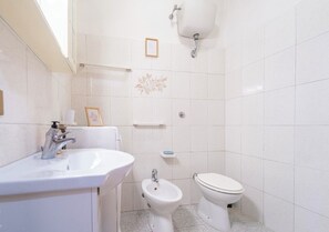 SĂšche-cheveux, serviettes fournies, savon, papier toilette
