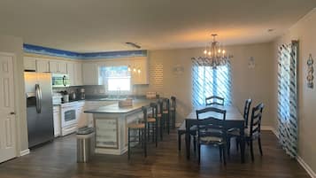 Casa com design assinado, 4 quartos, varanda | Cozinha privada | Geladeira, micro-ondas, fogão, cooktop