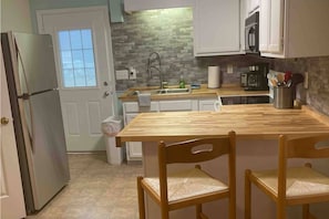 Signature House, 4 Bedrooms, Patio | Private kitchen | Fridge, microwave, oven, stovetop