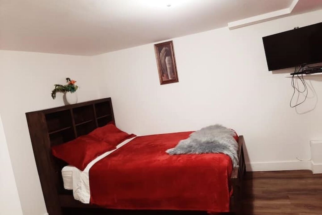 Tabla de planchar con plancha, wifi, ropa de cama