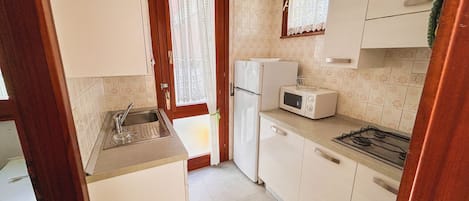 Réfrigérateur, micro-ondes, plaque de cuisson