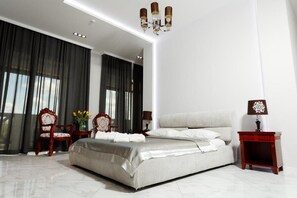 Deluxe-Doppelzimmer zur Einzelnutzung, Balkon | Zimmersafe, Schreibtisch, laptopgeeigneter Arbeitsplatz