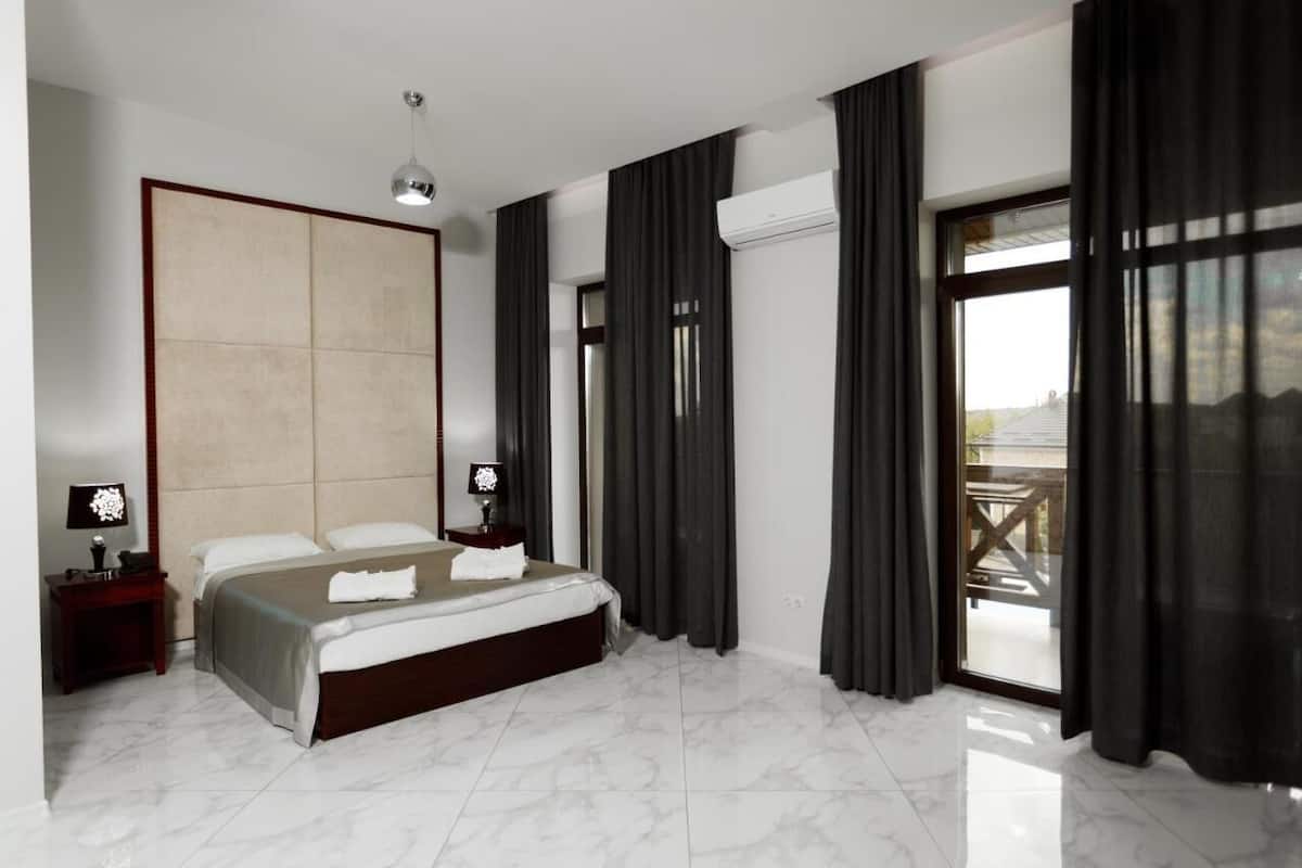 Luxury Suite, Balcony | 1 bedroom, in-room safe, desk, laptop workspace