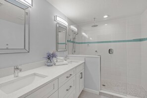 Hair dryer, towels, shampoo, toilet paper - Silver Palm Retreat: Pool, Game Room & Walkable to Gulf Gate Dining (Sarasota)