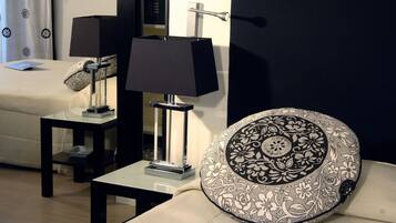 Doppia Comfort, terrazzo, vista città | Cassaforte in camera, una scrivania, postazione laptop, tende oscuranti