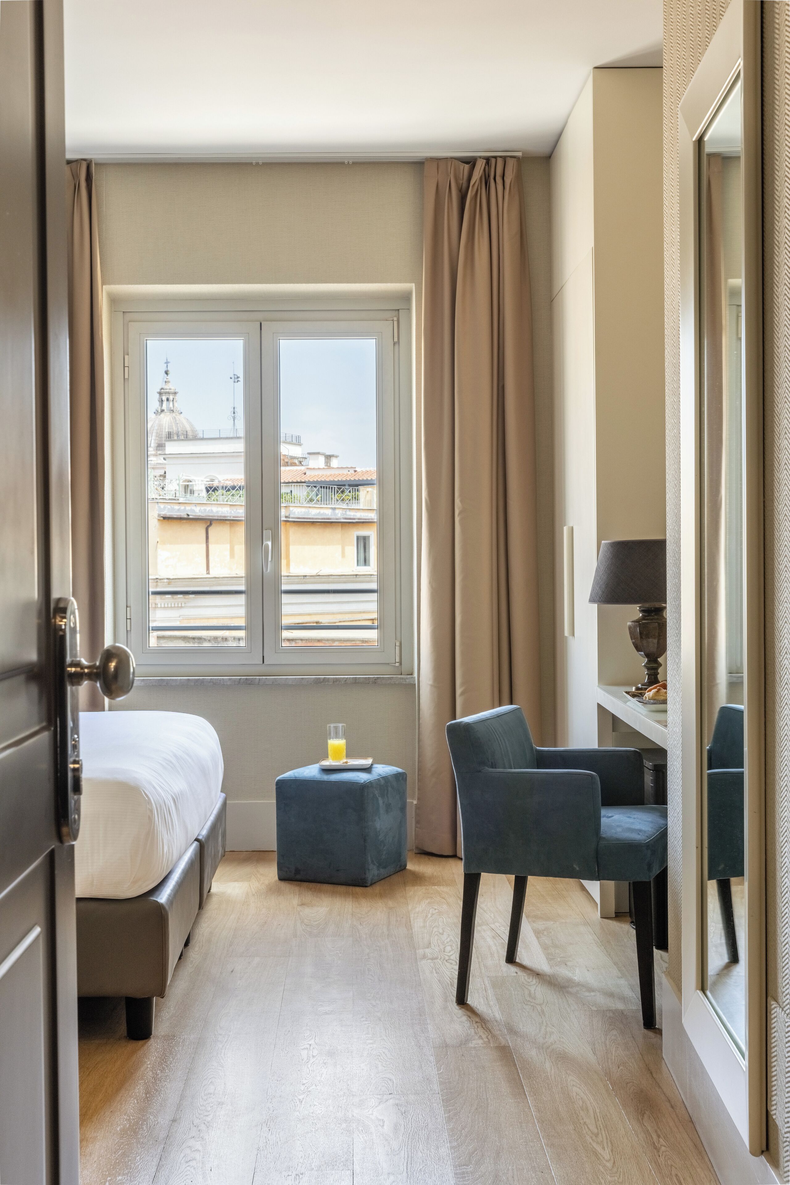 خزنة داخل الغرفة ومكتب ومساحة عمل للكمبيوتر المحمول وستائر تعتيم