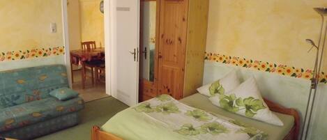 1 bedroom, bed sheets