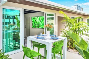 Outdoor dining - Waterfront / Heated pool / Lime Key Two (Fort Lauderdale)