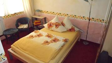 1 bedroom, bed sheets