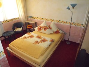 1 bedroom, bed sheets - Studio '4' with Shared Courtyard (Bamberg)