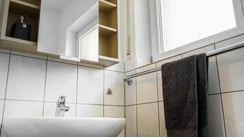 Een douche, een haardroger, handdoeken