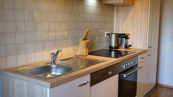 Refrigerador, horno, parrilla de estufa y lavavajillas