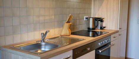 Jääkaappi, uuni, liesi, astianpesukone