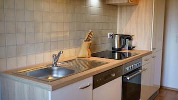 Frigorifero, forno, piano cottura, lavastoviglie