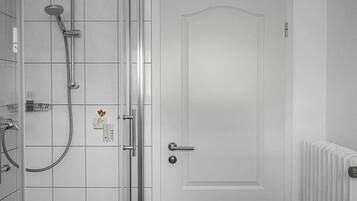 Een douche, een haardroger, handdoeken