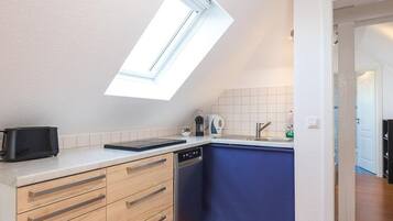 Een koelkast, een oven, een kookplaat, een vaatwasser