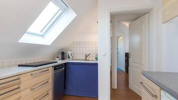 Frigorífico, horno, placa de cocina y lavavajillas