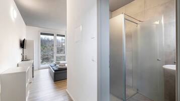 Chuveiro, secador de cabelo, toalhas de banho