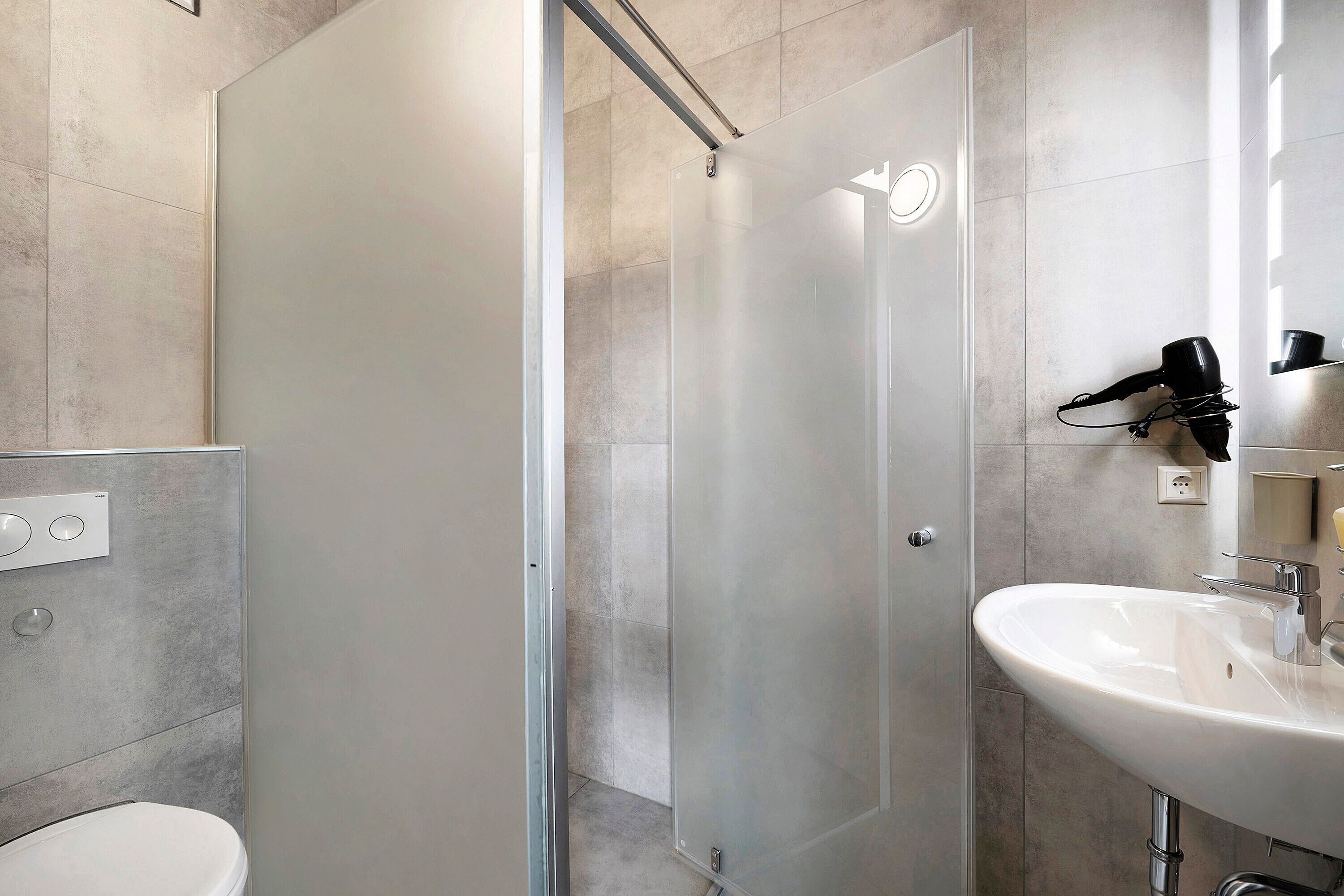 Suihku, hiustenkuivaaja, pyyhkeet