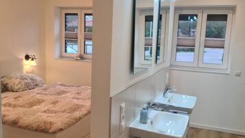 4 bedrooms, iron/ironing board, free WiFi, bed sheets