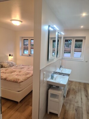 4 bedrooms, iron/ironing board, free WiFi, bed sheets