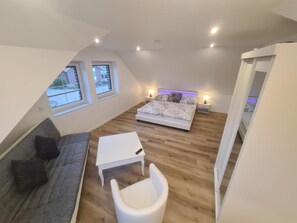 4 makuuhuonetta, silitysrauta/-lauta, ilmainen Wi-Fi, vuodevaatteet