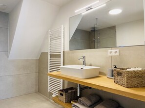 Dusche, Haartrockner, Handtücher