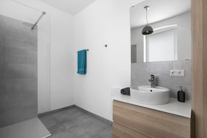 Shower, hair dryer, towels - Apartment 'Freiraum' with Shared Terrace, Shared Garden and Wi-Fi (Flensburg)