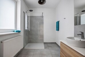 Shower, hair dryer, towels - Apartment 'Freiraum' with Shared Terrace, Shared Garden and Wi-Fi (Flensburg)