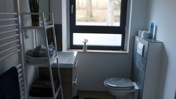 Chuveiro, secador de cabelo, toalhas de banho