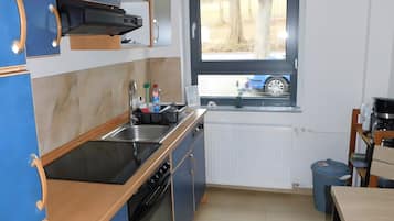 Fridge, oven, stovetop, coffee/tea maker