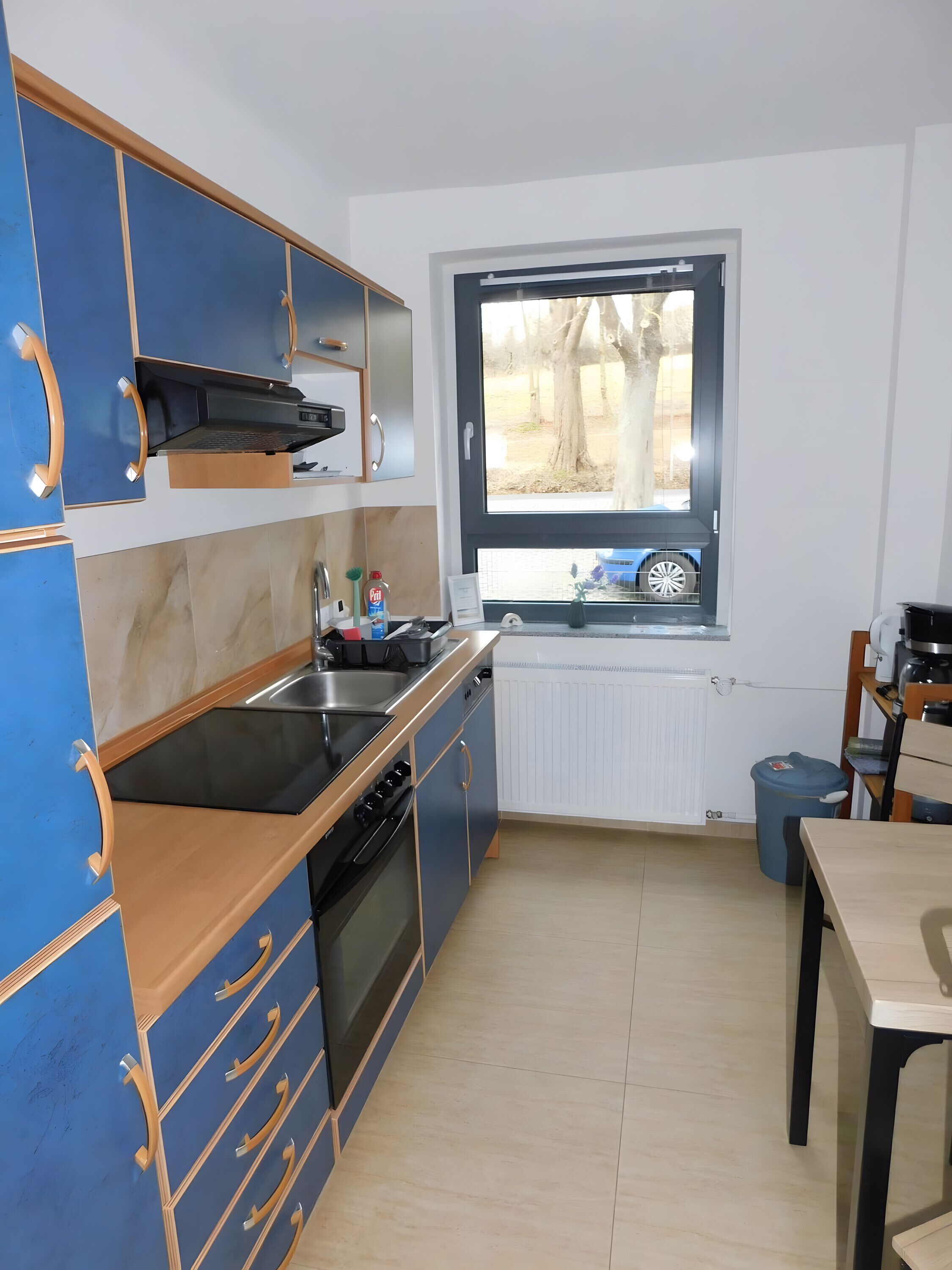 Fridge, oven, stovetop, coffee/tea maker