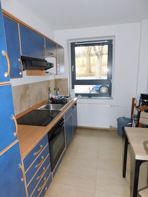 Refrigerador, horno, placa de cocina, cafetera/tetera