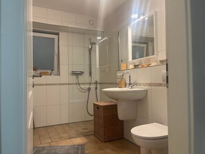 A bathroom with a shower, sink, and toilet. - Holiday Apartment 'SCHEPPEs AUSZEIT' with Private Terrace, Garden View and Wi-Fi (Wenden)