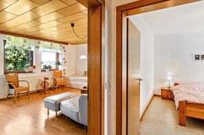 1 dormitorio, tabla de planchar con plancha, ropa de cama