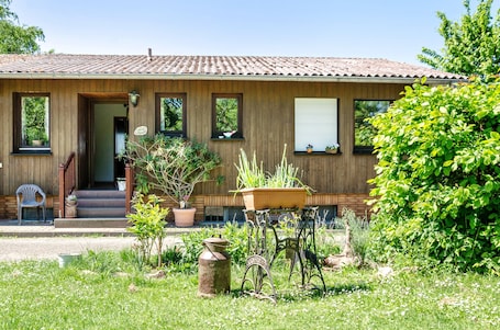 Exterior. Apartment 'Landleben' with Mountain View and Shared Garden