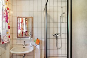 Een douche, een haardroger, handdoeken