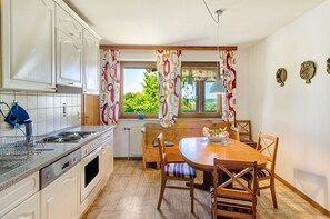 Kylskåp, mikrovågsugn, ugn och spishäll