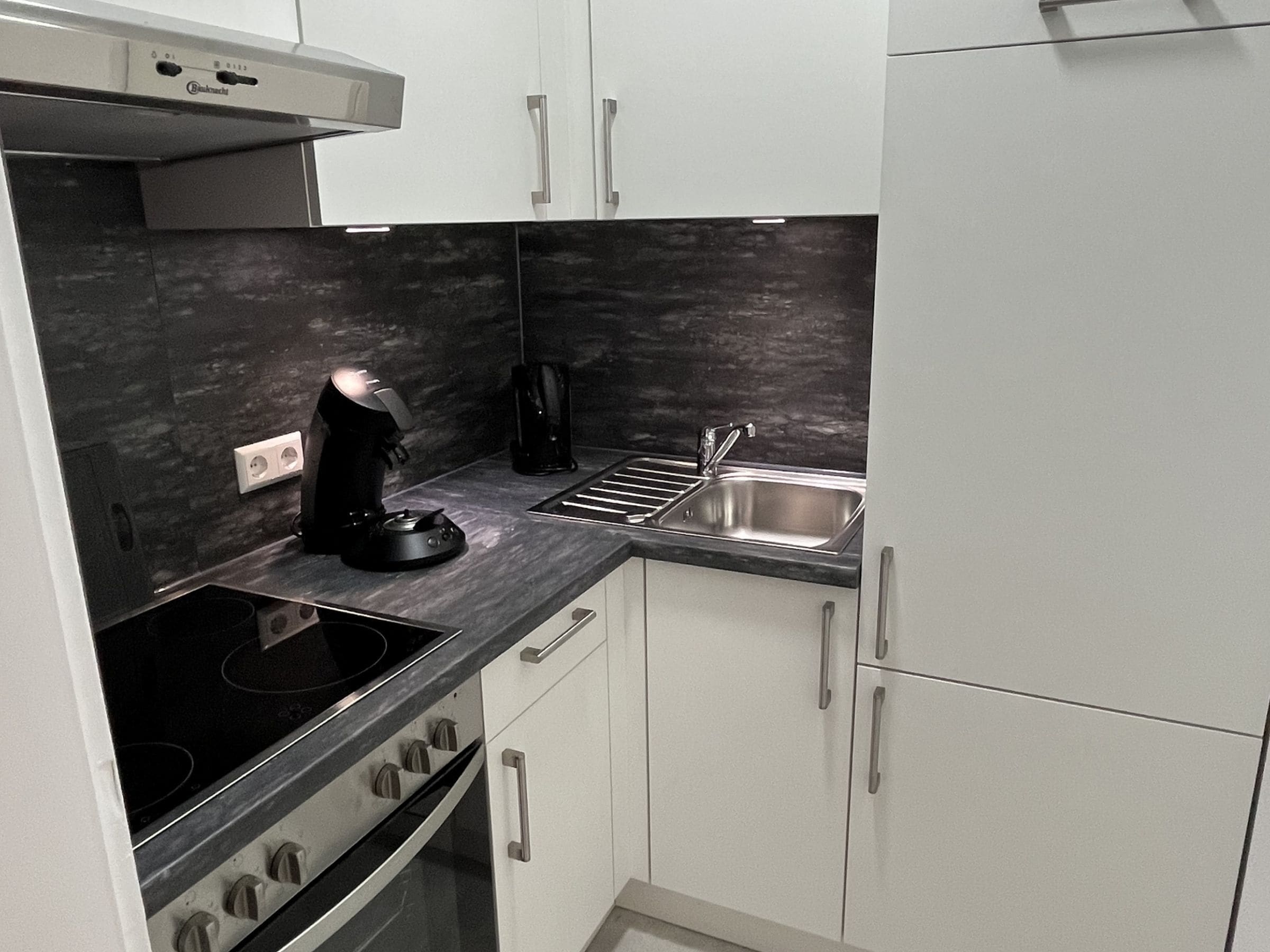 Refrigerador, horno, parrilla de estufa y cafetera y tetera 