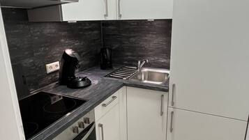 Kühlschrank, Ofen, Herdplatte, Wasserkocher mit Kaffee-/Teezubehör